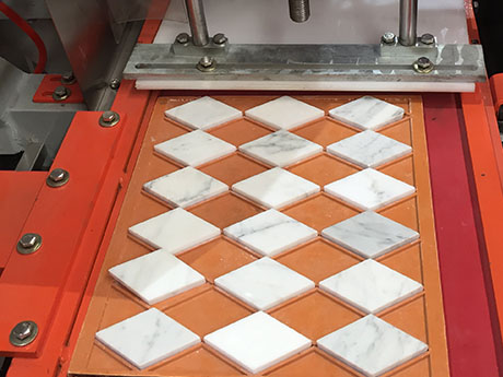 Mosaico automático de corte de azulejos Máquina de procesamiento de piedra Maquinaria