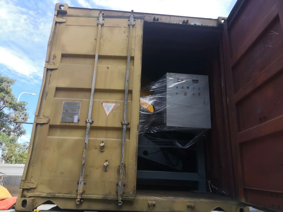 La sierra de piedra de chapa est&aacute; cargando y enviando a Am&eacute;rica 5