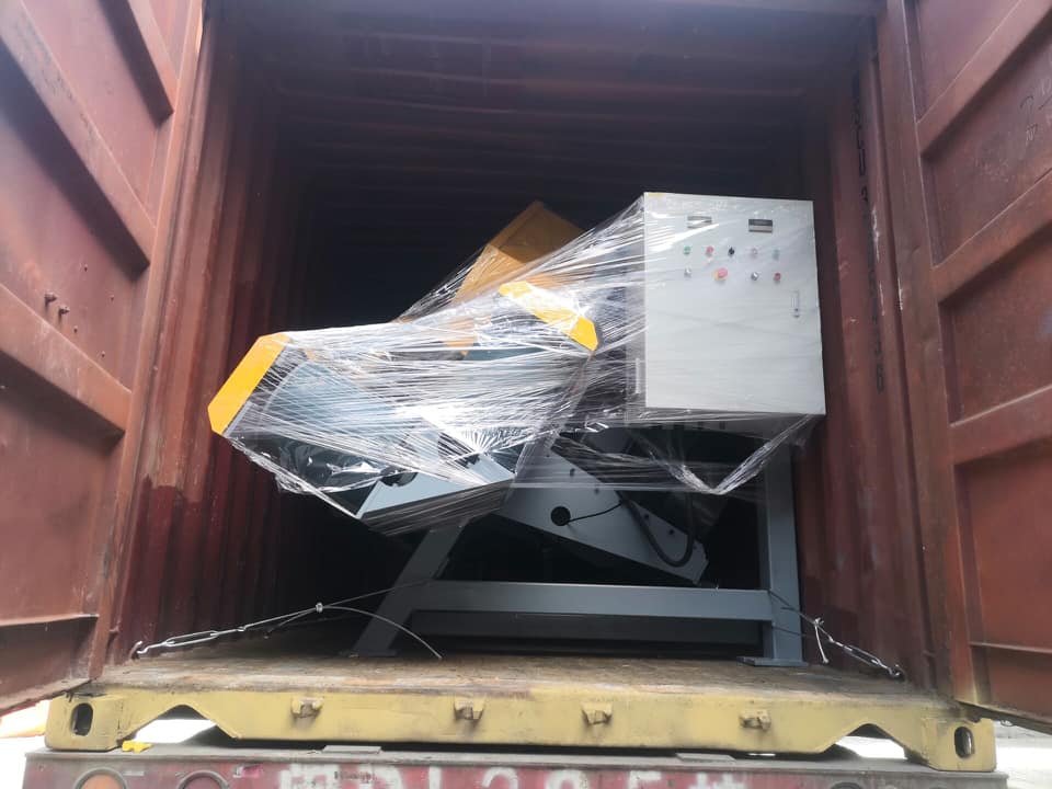 La sierra de piedra de chapa est&aacute; cargando y enviando a Am&eacute;rica 4